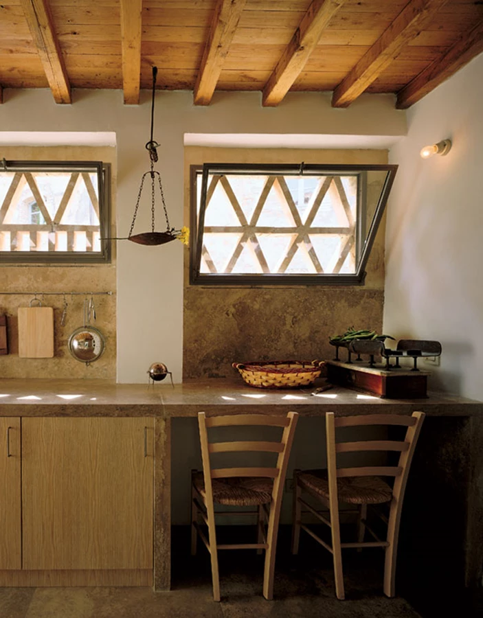 המטבח: ציר אורכי שהפונקציות השונות ממוקמות בנוחות משני עבריו. חיפוי הקיר נעשה באבן טרוורטין