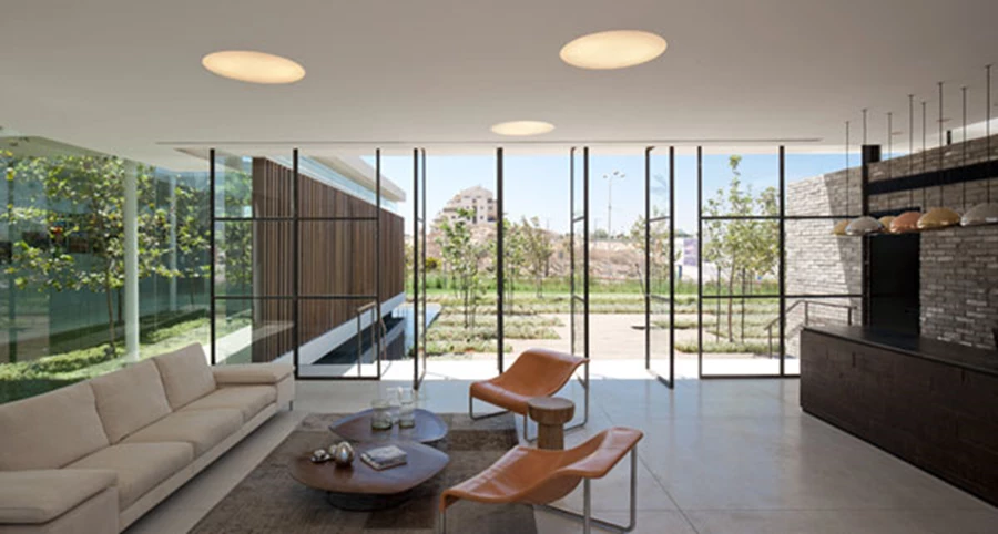 חללי הפנים עטופים בשקיפות המבנה