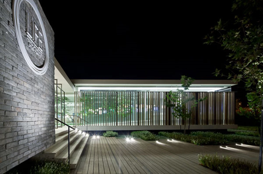 בשעות החשיכה: האופן בו מופץ האור דרך סרגלי העץ הופך את המבנה לפסל תאורה