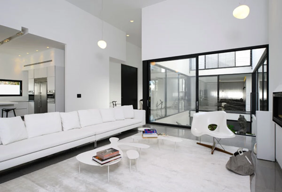 מבט אל פרישת המרחב: פטיו שקוף ופתוח לשמיים כמוקד סביבו ממוקמים אזורי החלל השונים