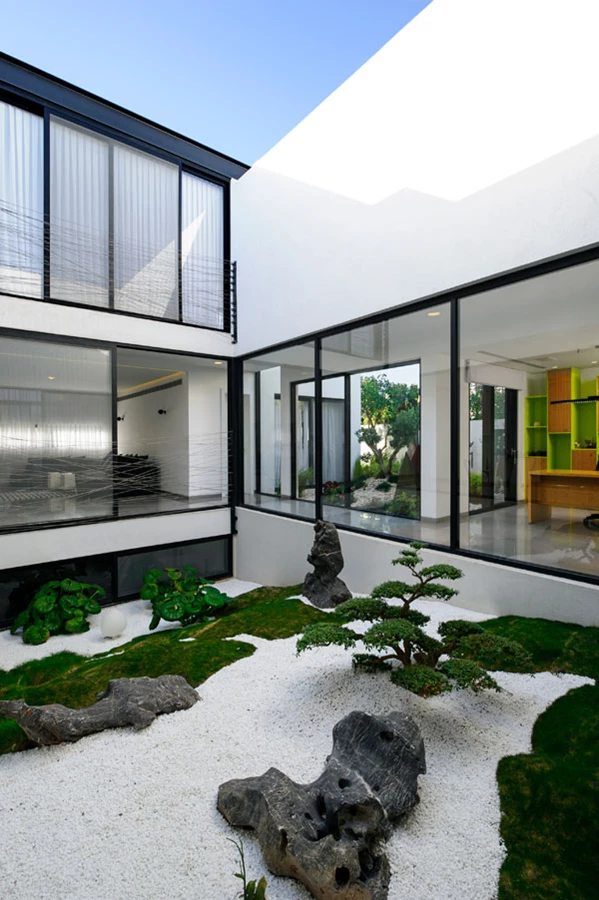 הפטיו: זורם כשיפוע מדורג עד פתח שנפרץ בקומת המרתף, כך שהוא נצפה גם מחללה. העיצוב בסגנון יפני.