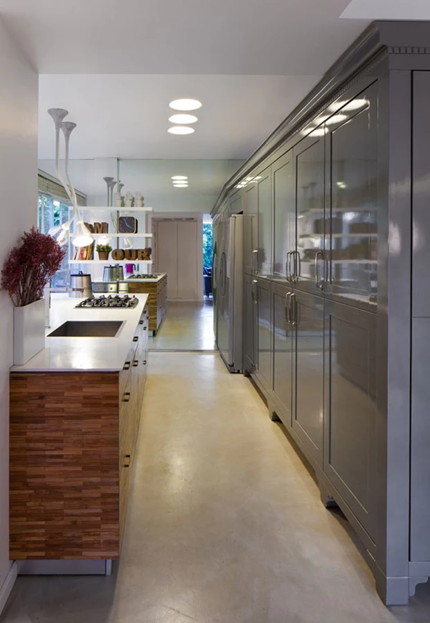 המטבח: מלווה בפתחים גדולים, וחיפוי קיר במראה מעצים את תחודשת הגודל והמרחב.