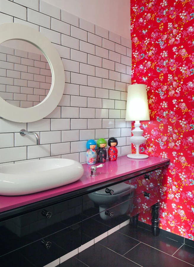חדר הרחצה של הילדים: טפט פרחוני בצבעוניות עזה לצד חיפוי קיר באריחים דמויי לבנים.