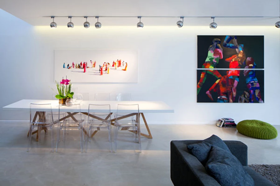 פינת האוכל האורירית למראה, משלבת שולחן עם בסיס עץ אלון בתצורת