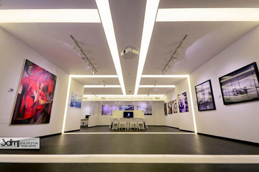 עמדות עבודה בגלריית 