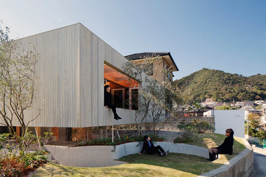 מבט אל הבית מבחוץ.