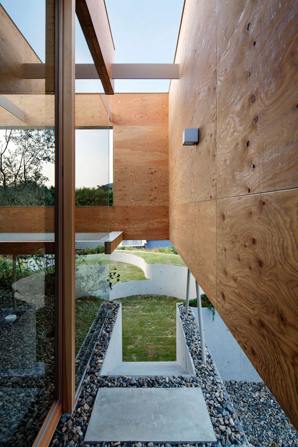 גרם המדרגות בתצורת גליל כגרעין מרכזי של מרחב החלל הסובב אותו