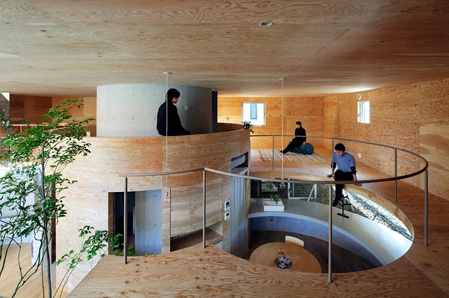 הקומה הראשונה הצופה אל כלל חלל הבית ובה ממוקם חדר השינה