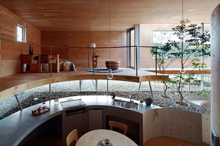 חלל השינה שמעל חלל המטבח, כעין גלריה עליונה שצופה עליו ונצפית ממנו