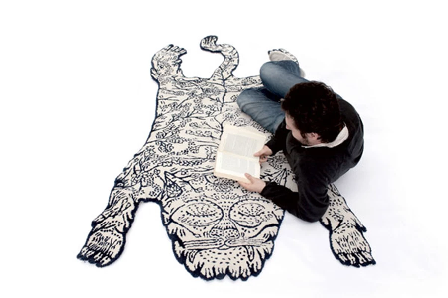 שטיח במתאר נמר, אך בדיגום אמנותי במקום חברבורות. עיצוב של דילן מרטורל לחברת 