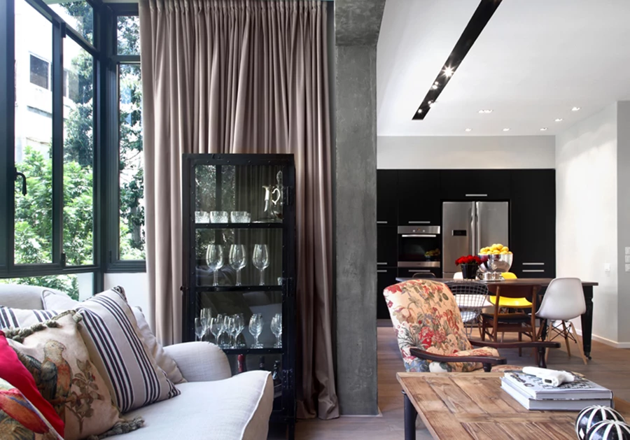 מבט מאזור הסלון אל עבר המטבח: מעוצב בתצורת ר