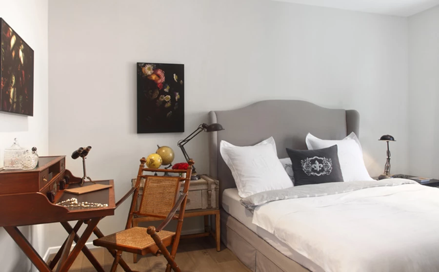 במרכז החלל ניצב אמבט פרי סטנדינג, ומעל יחידת הכיור המודרנית-נקייה משתלב חיפוי לבנים, תוך חיבור ממד העכשוויות עם זיקה לניחוח אירופאי-קלאסי.