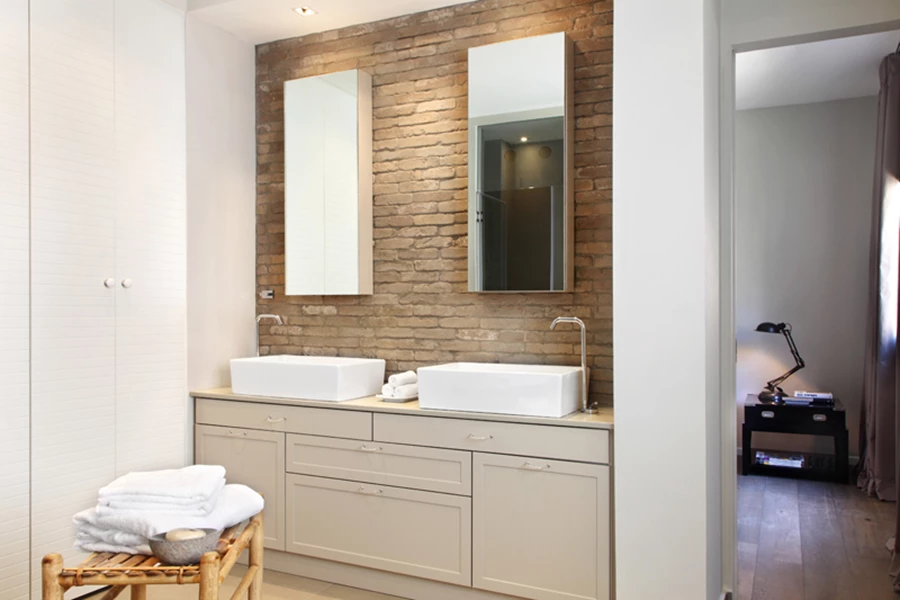 אזור הרחצה שבחדר השינה: במרכז החלל ניצב אמבט פרי סטנדינג, ומעל יחידת הכיור המודרנית- נקייה משתלב חיפוי לבנים, תוך חיבור ממד העכשוויות עם זיקה לניחוח אירופאי-קלאסי