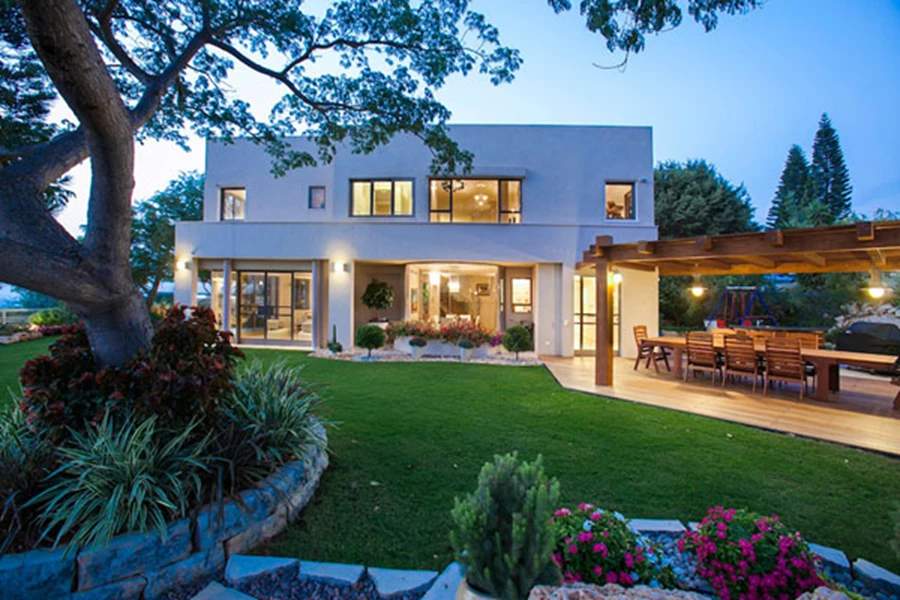 חזית הבית הפונה אל הנוף והגינה.הפרגולה מוקמה בזוית לכוון הנוף.