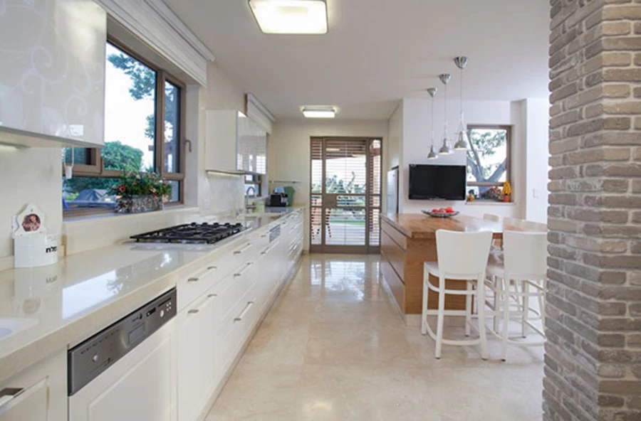 מטבח הבית בסגנון כפרי מודרני בגווני שמנת וזכוכית מודפסת.