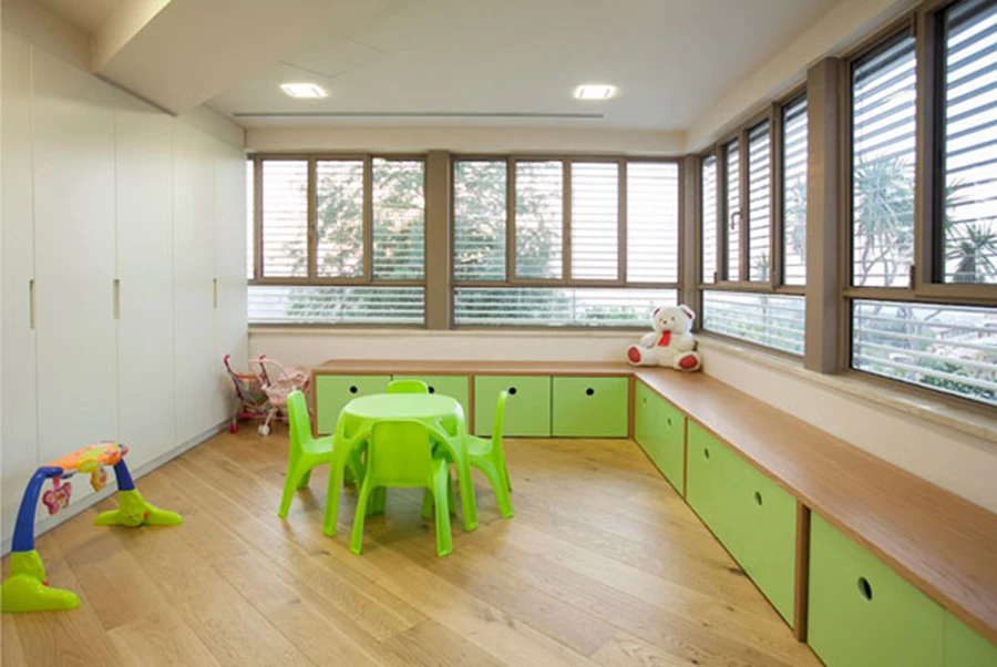 חדר המשחקים של המשפחה עם נוף פתוח למערב.