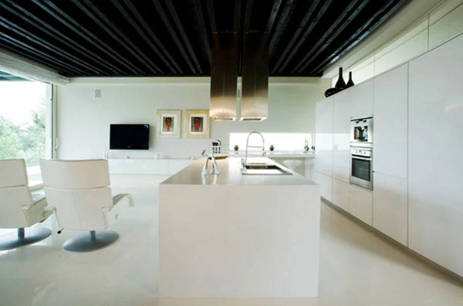 המטבח ופינת הטלויזיה משתלבים כמרחב אחד.