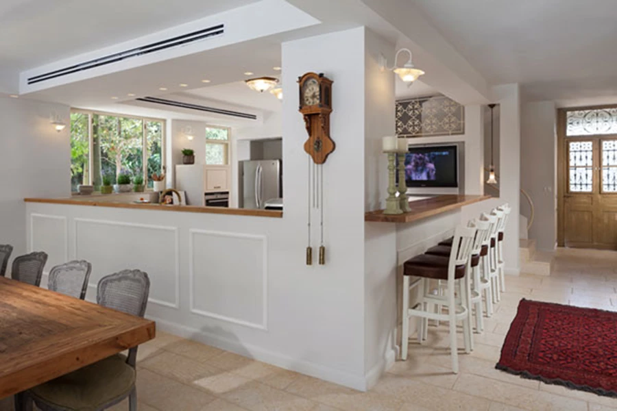 המטבח הפתוח שמיקומו הועתק לקדמת החלל, ופינת האוכל שמוקמה כמו מאחוריו.