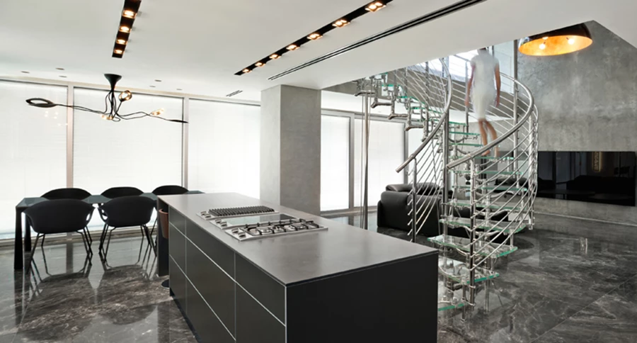 פרישת הפונקציות בחלל המרכז בשטחו את הפונקציות הציבוריות, וממנו ישנה יציאה לגינה קטנה.