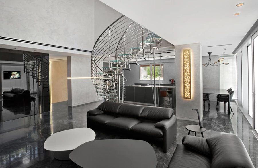 עמוד קונסטרוקטיבי מסמן סוג של חציצה בין הסלון ואזור המטבח ופינת האוכל, וגוף תאורה דקורטיבי וגדול שהותקן עליו הופך אותו לאלמנט עיצובי. תאורה: