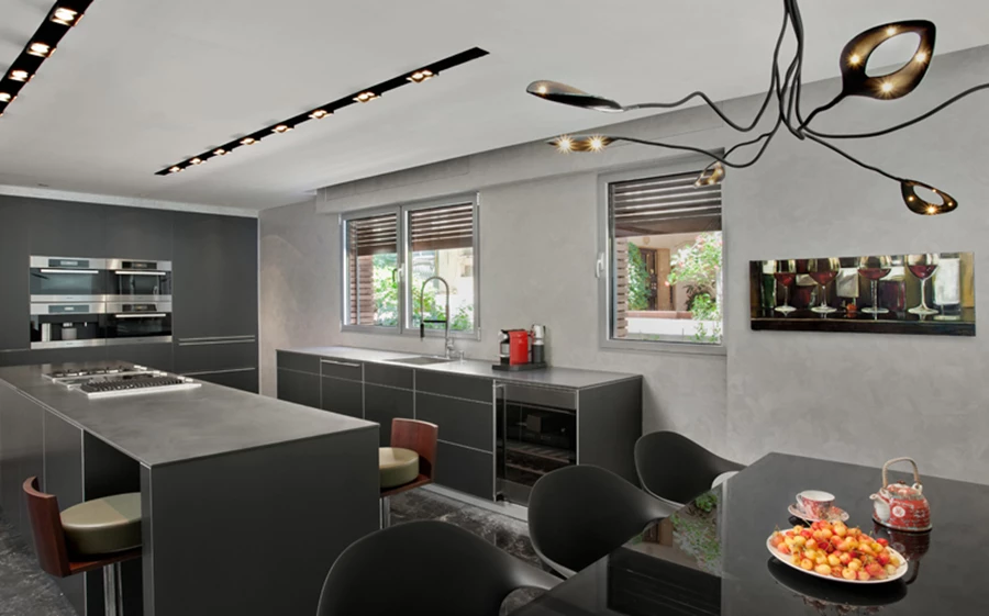 המטבח: מגלם בגונו האפור את פלטת הצבעים הכהה, בעל חזיתות באלומיניום מוברש ומצויד בכל האבזור הנדרש להשגת נוחות מיטבית. במרכזו ניצבת יחידת אי גדולה, ובסמוך לו ממוקמת פינת האוכל המתנאה כמו מרבית פריטי הריהוט בגון שחור. מטבח: