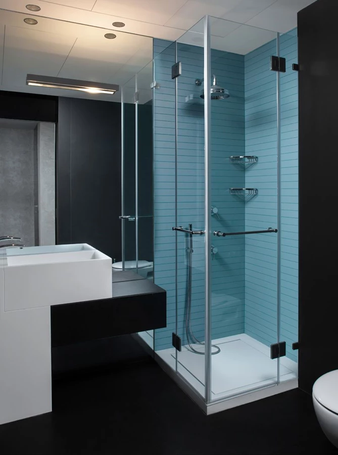 חדרי הרחצה של בעלי הבית, מעוצבים במסגרת זהה עם תקרת בריסול שחורה וריצוף באריחי גרניט שחורים, דקים ביותר וגדולים במיוחד. בזה של בעלת הבית חובבת הגון האדום משתלב הצבע ביחידת הכיור, ביחידת אחסון גבוהה ובמסגרתה של מראה גדולה, תוך יצירת חזות דרמטית, ולצד אמבט פרי סטנדינג משתלב מקלחון מפנק מאובזר בג