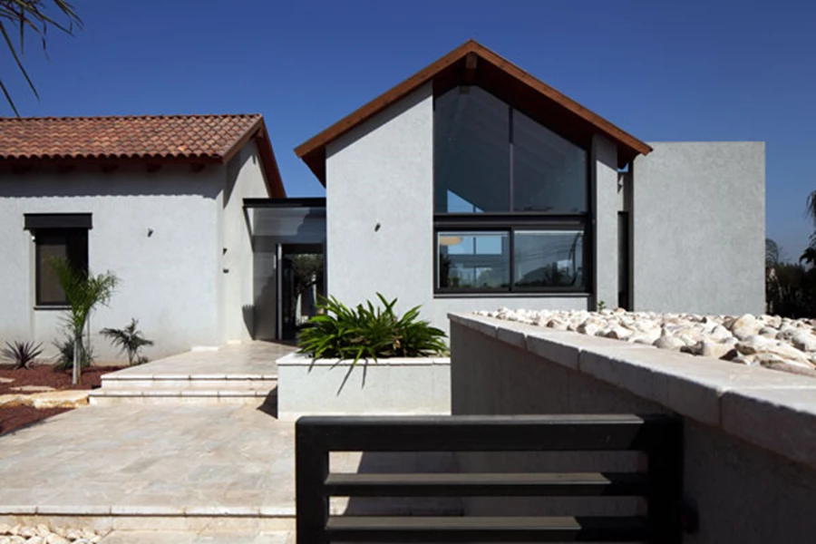 בית אחד, שלושה מבנים