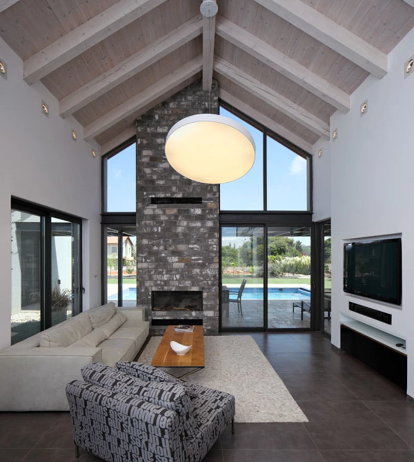 חלל המגורים השוכן במבנה שניצב לרחוב: עטוף בפתחים ויציאות אל חוץ, והפתח הגדול בחזיתו מהדהד בתצורתו את זה שבחזית הקדמית.