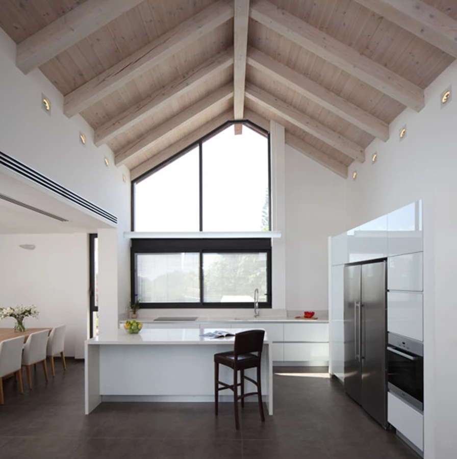 המטבח ממוקם בקדמת החלל, ופינת האוכל הממוקמת לצדו במרחב ייעודי כעין חדר לכל דבר. ריצוף באריחי גרניט פורצלן גדולים באפור כהה, תקרה משופעת בנויה מקורות עץ המלוק שגוונו בצביעת ווש בהירה, וגופים שקועים ומתכווננים מלווים את החלל לכל אורכותוך יצירת מקצב מדויק ונעים לעין..