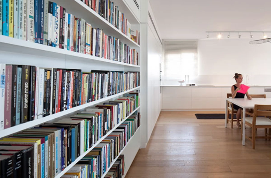 הספרייה ויחידת הקיר של המטבח כציר רציף. רק