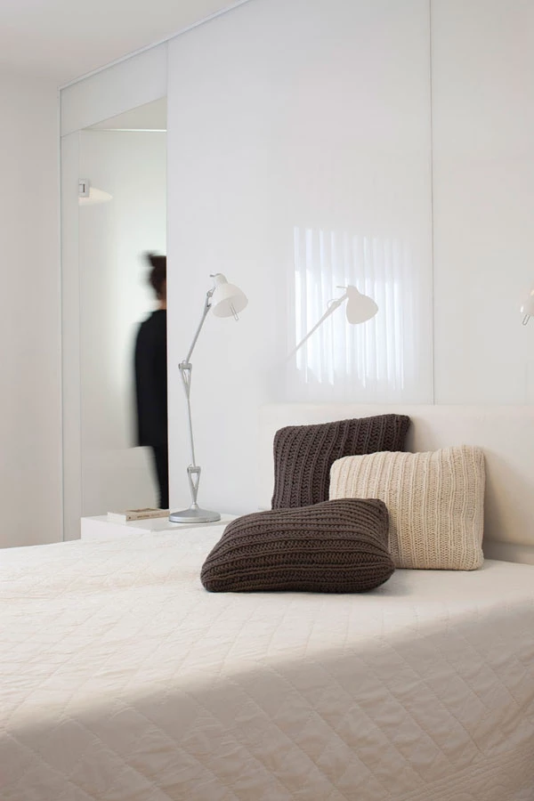 יחידת השינה הכוללת חדר רחצה צמוד הממוקם מאחורי מחיצת זכוכית לבנה. משני עבריה קבועות דלתות כניסה לשירותים ולחלל רחצה מפנק הנחלק לאזור כיור ולמקלחון שקוף. אביזרים סניטאריים: