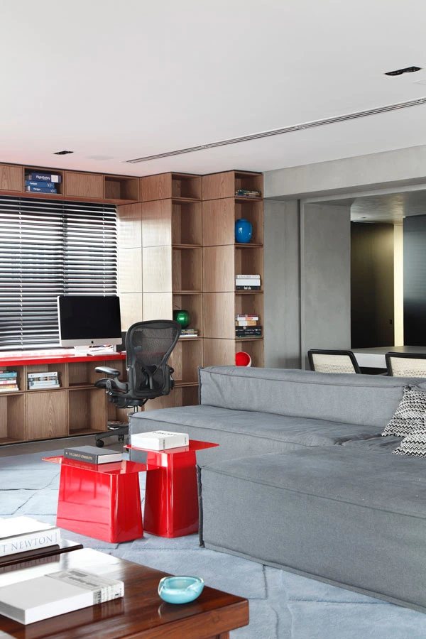 ספה בתצורת ריש בעיצובו של טורס, שעיצב גם את כל עבודות הנגרות כך שיתאימו במדויק למיקום שלל הפריטים האהובים על בעל הבית.