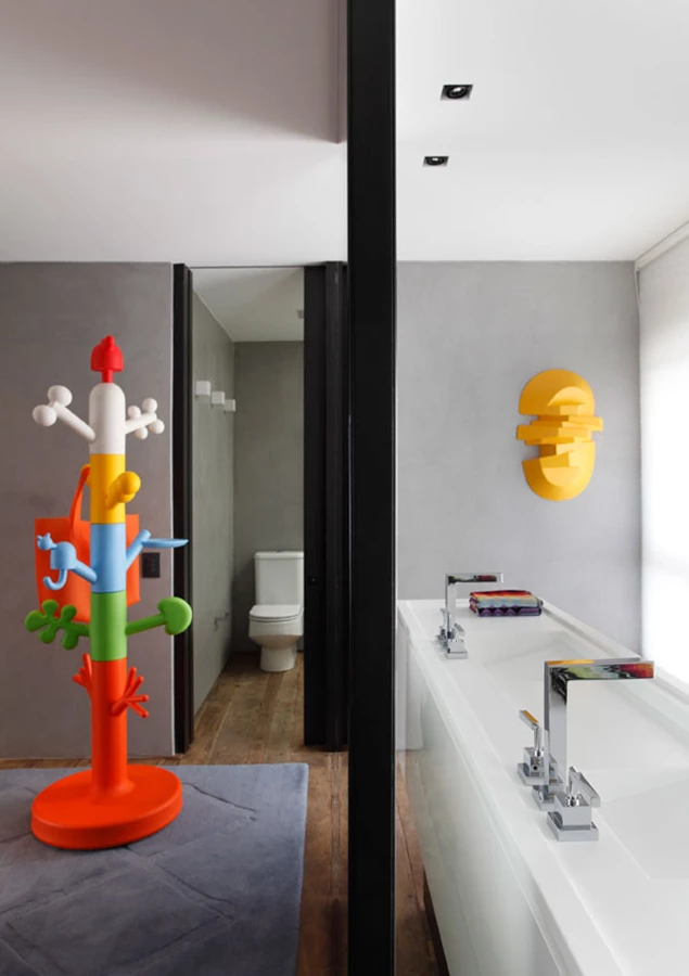 חלל הרחצה מעוצב במינימליסטיות, אך ללא וויתור על שילוב צבעוניות