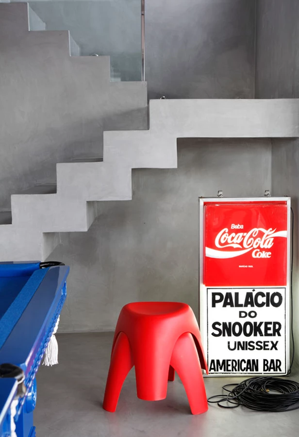 שלט מאיר ששימש במסעדה כגוף תאורה עם קריצה, שמבטא גם קשר לתרבות הצריכה של ימינו ולחיי העיר השוקקים באזור בו ממוקם הבית.