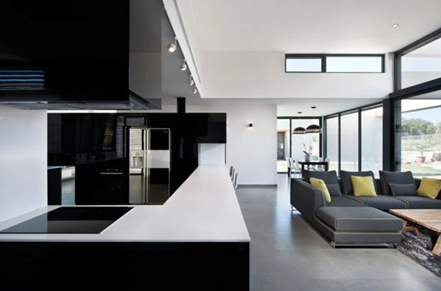 המטבח הממוקם במרכזו מהווה את הציר המגדיר ומחולל את התנועה סביבו.