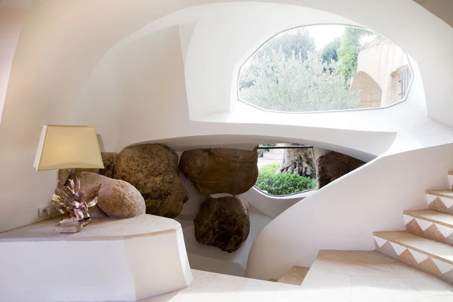 חיבור מקומי: עץ הערער המשתלב בחלל אופייני מאד לאזור סרדיניה ונחשב יקר מאד, עמיד במיוחד, ובעל ניחוח חזק המרחיק ממנו מזיקים. פריטי הריהוט מגלמים בחירה מובחנת, היוצקת את תכניה הייחודיים לחלל.