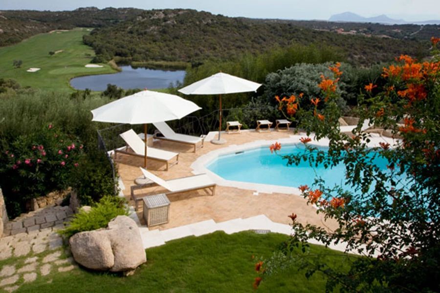 מרחב חוץ מפנק, משקיף אל הנוף המרהיב.