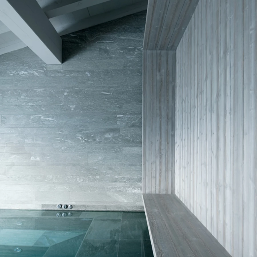 חדר הג’קוזי הממוקם בקומה הראשונה עוצב כסביבה שלווה המשקיפה אל החוץ. דופנו מחופה בלוחות עץ אשוח היוצרים ספסל ורצפתו עשוייה מאבן.