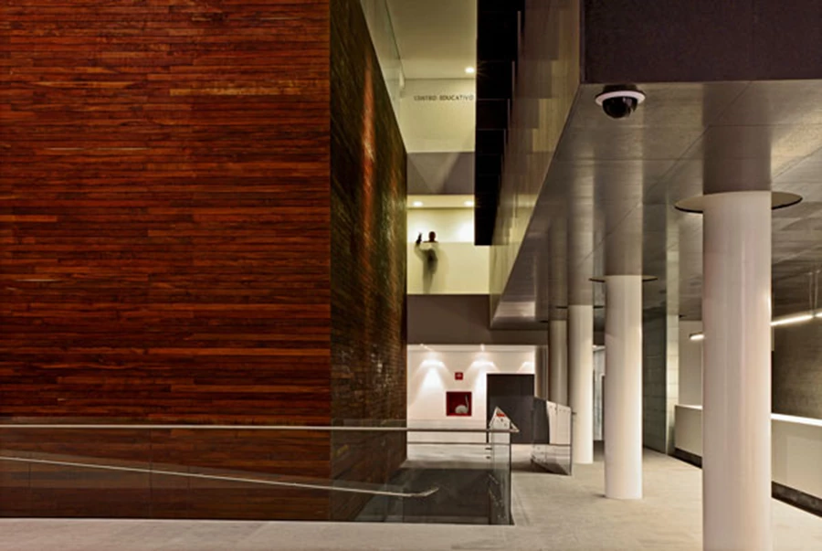 קופסת עץ מכילה את האודיטוריום ומעליה מרחפת קופסת הזיכרון.חלקה העליון של קופסת העץ מהווה בסיס לתצוגות מתחלפות.