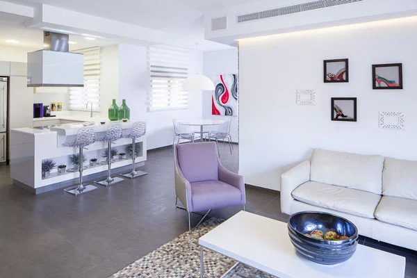 עיצוב דירה בנגיעות של סגול