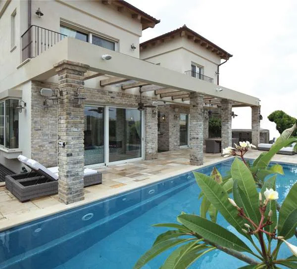 עיצוב בית בחומרים טבעיים וצבעוניות רגועה