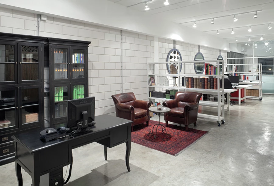 שפת עיצוב המשלבת חומרי גמר תעשייתיים, פריטים שתוכננו ובוצעו ייעודית בעבודות נגרות ומסגרות, ופריטי וינטאג’ שנרכשו בשווקי פשפשים. ריצוף בטון מוחלק, תאורת פסי צבירה עם ספוטים, וחיפוי קירות בלבני סיליקט, מותאמות לקיר הלבנים המקורי שנצבע בלכה. מחיצות מדפים ניידות שתוכננו ייעודית להפרדה בין עמדות העבודה של צוותי הקריאייטיב: עשויות ברזל בעבודת מסגרות ומצוידות בגלגלים המאפשרים לניידן בנוחות בהתאם לצרכים משתנים.