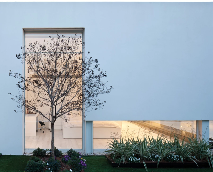 יחידת השינה של ההורים: מראה מבחוץ. החלון ה