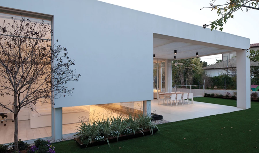 החזית האחורית - רחבת ישיבה מרווחת מקורה בפרגולה עשויה מקורות אלומיניום משתלבת במתאר הנקי וישר הקווים, והגינה ה