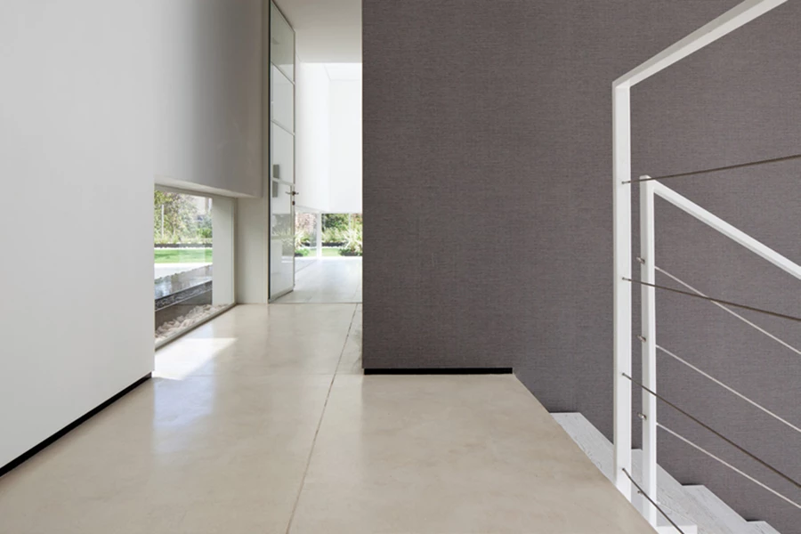 גרם המדרגות המוביל לקומת המרתף והמעבר אל יחידת השינה של ההורים, ששטחה כולל אזורי ארונות ורחצה מרווחים, וכן פינת עבודה המשתלבת באזור השינה. המעבר אליה מלווה בפתח סרט הממשיך וזורם גם בחזיתה כשהוא מאפשר ליהנות מנוף הגינה גם בעת שכיבה במיטה.