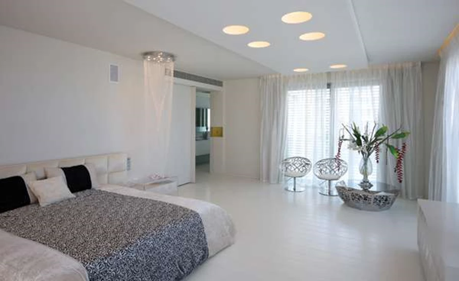 אזור שינה מרווח הכולל גם פינת ישיבה מסוגננת