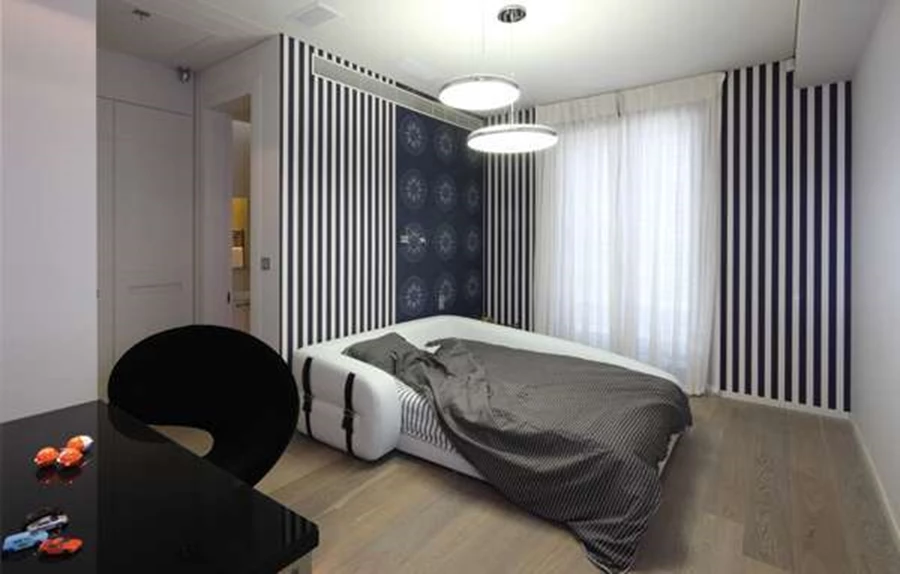 ריצופי עץ המשווים חמימות ומשחקים של חיפויי קיר וטפטים בדיגומים שונים.