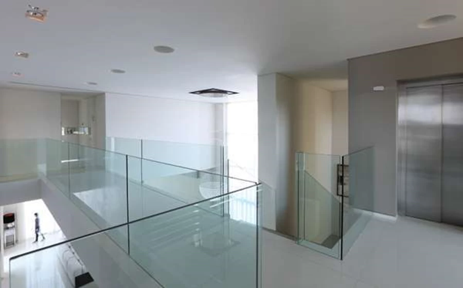 שקיפות אוורירית וקשרי עין ישירים בין גשר הקומה העליונה וחלל קומת הכניסה הנצפה תחתיו.