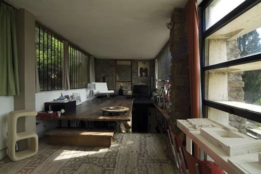 הגלריה העליונה: תוספת שנבנתה מאוחר יותר. משטח העץ הוא המשטח המקורי של הסטודיו משנות החמישים אשר הונח בצורה שונה