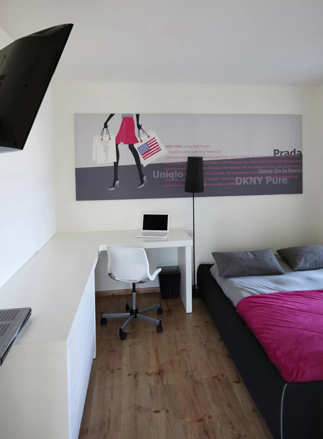 אחד מחדרי הילדים הממוקמים בקומת הכניסה. חלל מוקפד המשמר את רוח העיצוב של הבית.